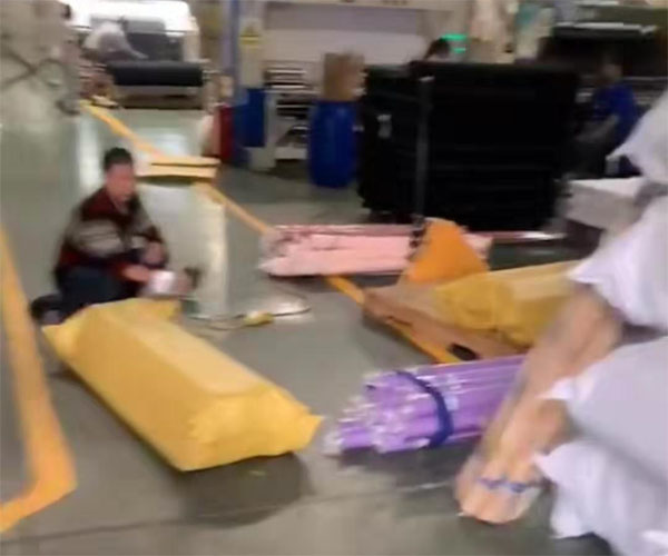 �L�d������ɫ�м��������؛